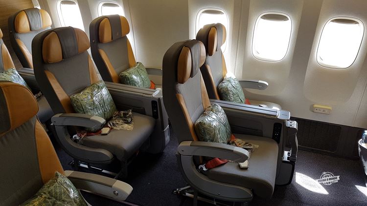 Assentos laterais da Premium Economy do Boeing 777 da Alitalia