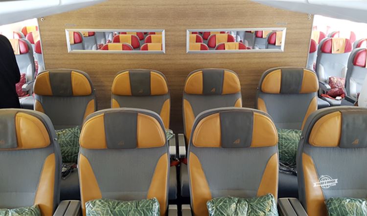 Assentos centrais da Premium Economy do Boeing 777 da Alitalia