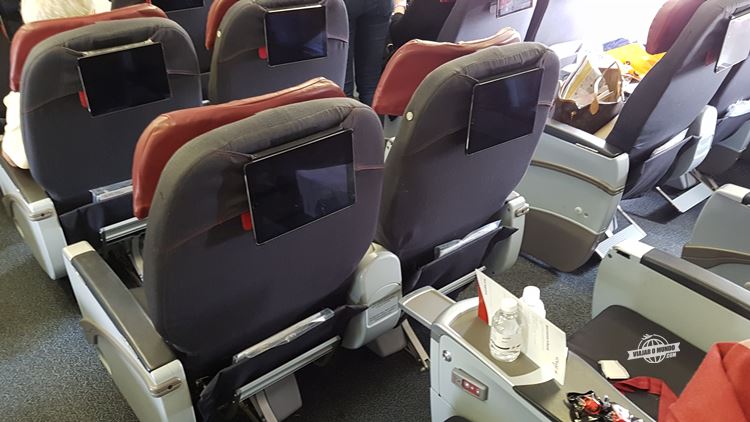 Assentos da Classe Premium do 767 da Air Canada Rouge. Blog Viajar o Mundo