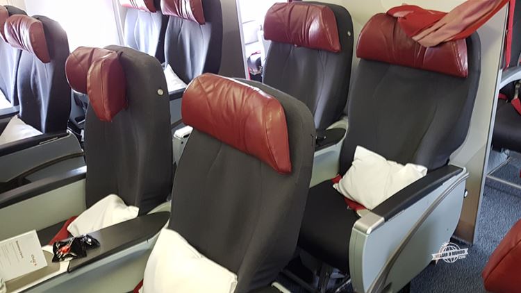 Assentos centrais das duas últimas fileiras da Classe Premium do 767 da Air Canda Rouge. Blog Viajar o Mundo