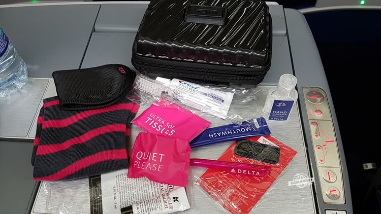 Amenity kit especial Outubro Rosa. Voo Atlanta - Rio. Blog Viajar o Mundo