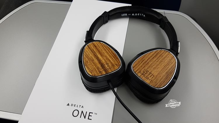 Fones de ouvido da Classe Executiva Delta One no Boeing 767. Blog Viajar o Mundo..