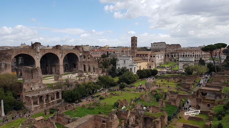 Fórum Romano visto da Colina do Palatino - Coliseu ao fundo. Blog Viajar o Mundo. Dicas imperdíveis de Roma.