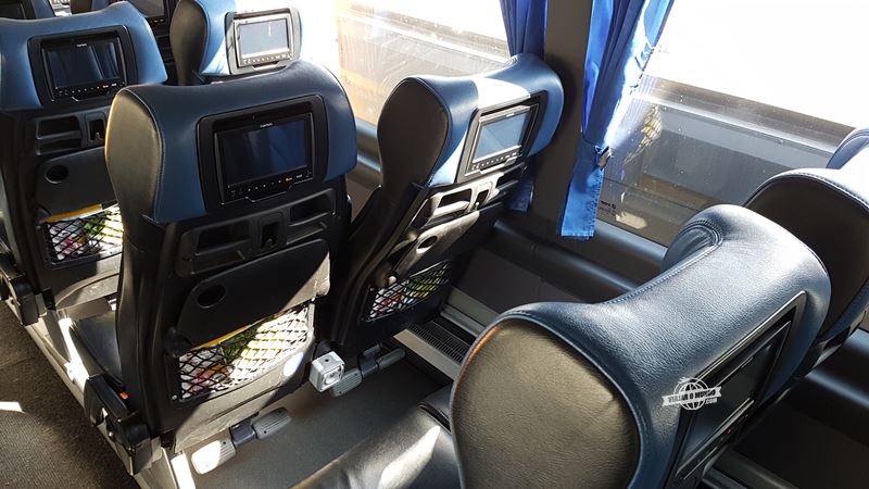 Assentos do ônibus da Regiojet - Ônibus entre Viena e Bratislava. Blog Viajar o Mundo.
