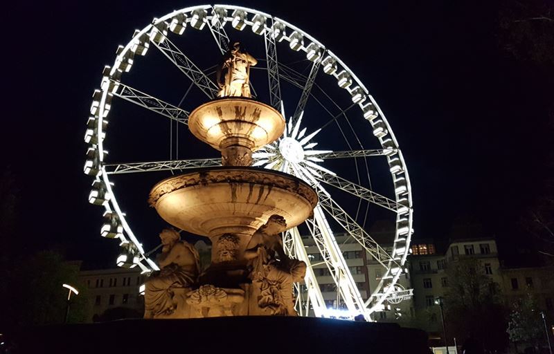 Erzsébet Square - Danubius Fountain com Budapest eye ao fundo. O que fazer em Budapeste. Blog Viajar o Mundo