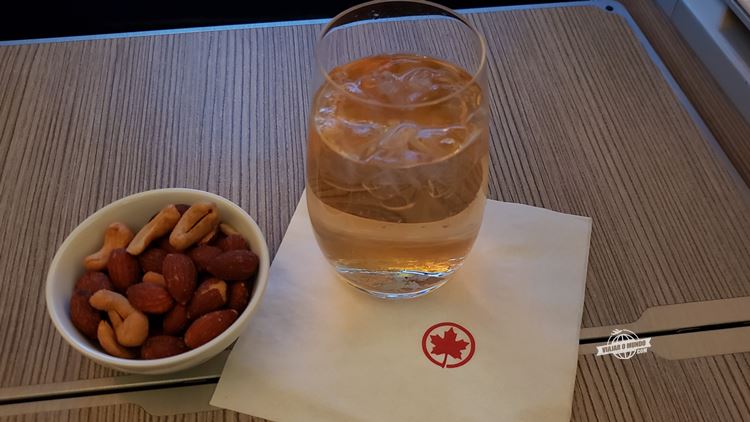 Castanhas e bebidas - Classe Executiva da Air Canada. Blog Viajar o Mundo.