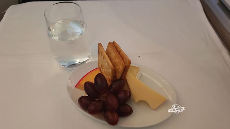 Queijos, uvas e biscoitos - Classe Executiva da Air Canada. Blog Viajar o Mundo.