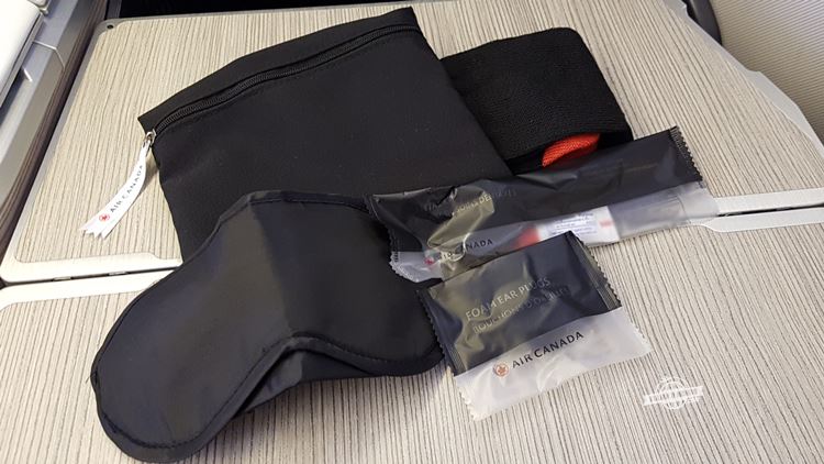 Amenity Kit - Classe Executiva do Boeing 77W da Air Canada. Blog Viajar o Mundo.