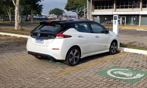 Como é alugar um Nissan Leaf na Movida