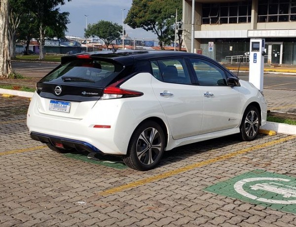 Como é alugar um Nissan Leaf na Movida