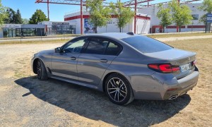 Como é alugar uma BMW 520d na Avis usando a Rentcars